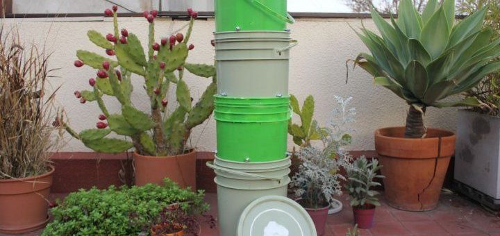 cómo hacer una compostera de plástico con baldes de pintura